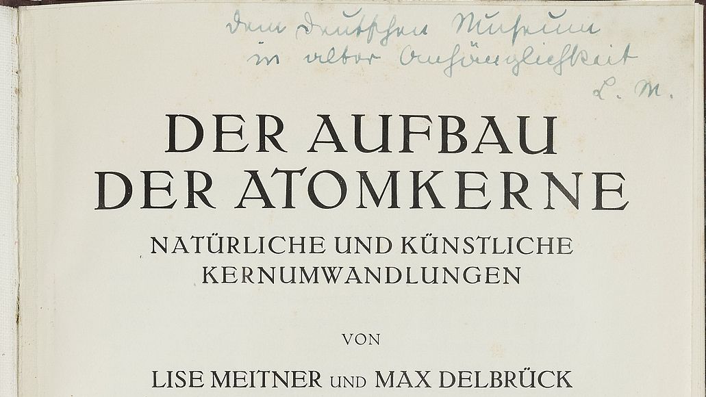 Titelblatt mit der Widmung Lise Meitners rechts oben.