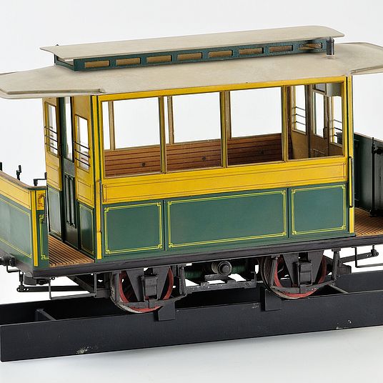 Erster elektrischer Triebwagen.