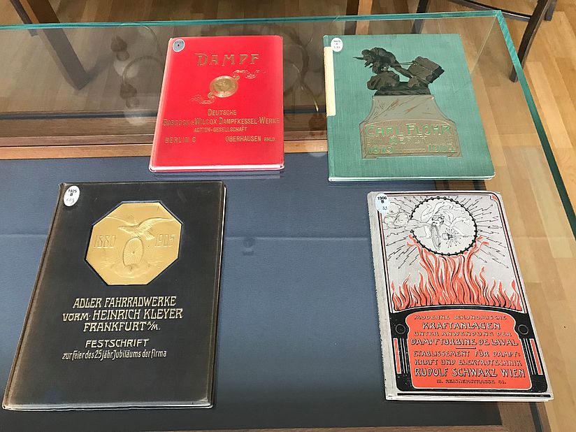 Vitrinenausstellung "Reingelegt"