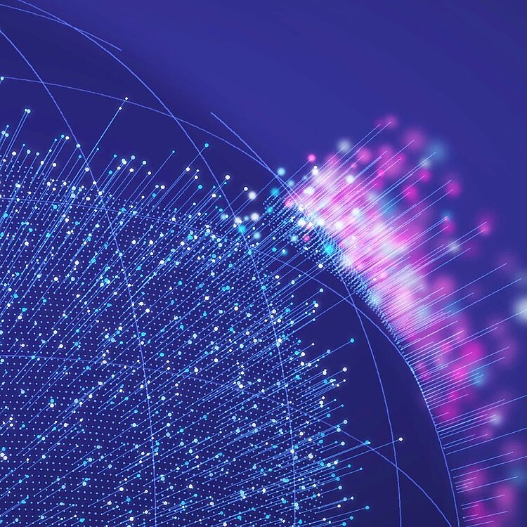 Abstrakte digitale Darstellung einer halben Weltkugel in Blau- und Violetttönen, mit zahlreichen leuchtenden Datenpunkten, feinen Linien und pinken bis weißen Lichtstrahlen, die Datennetzwerke und Informationsströme visualisieren.