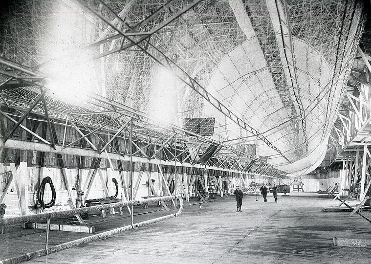 Schwarz-weiß Foto zeigt den Bau des LZF 1 in einer großen Halle.