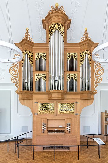 Gesamtansicht der Ahrend-Orgel in der Musikinstrumentenausstellung des Deutschen Museums.