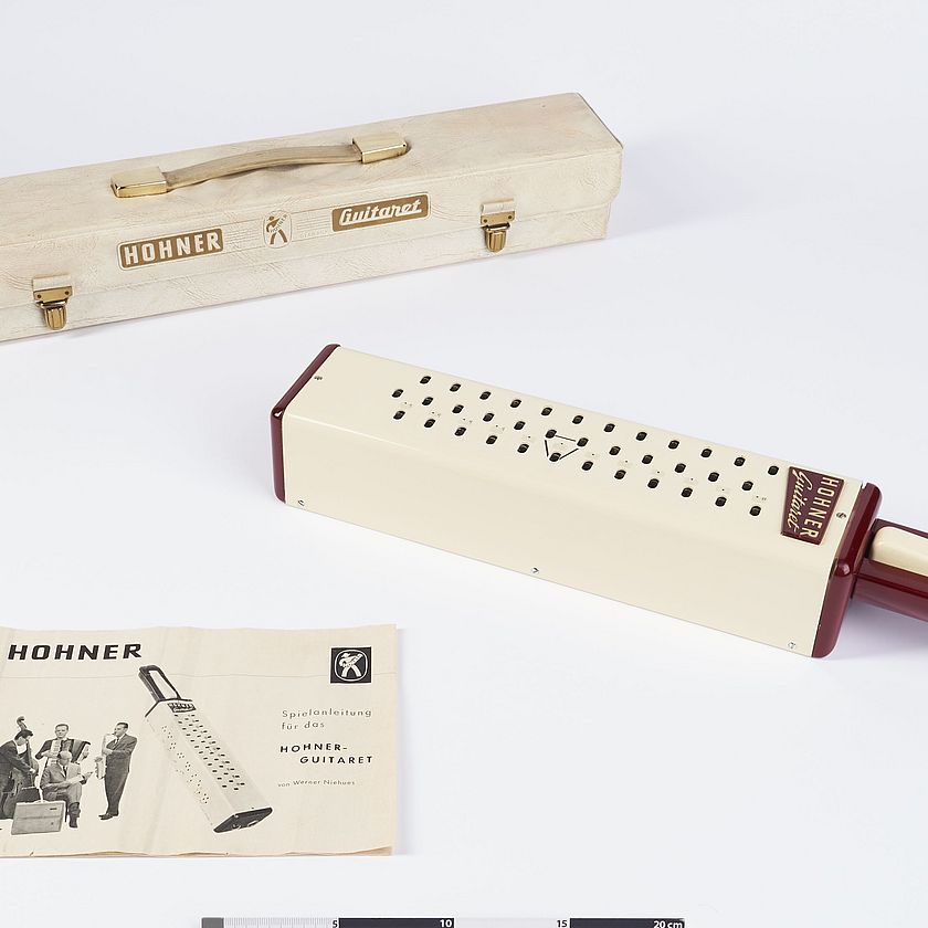 Das Hohner-Guitaret mit Instrumentenkoffer und zugehöriger Spielanleitung