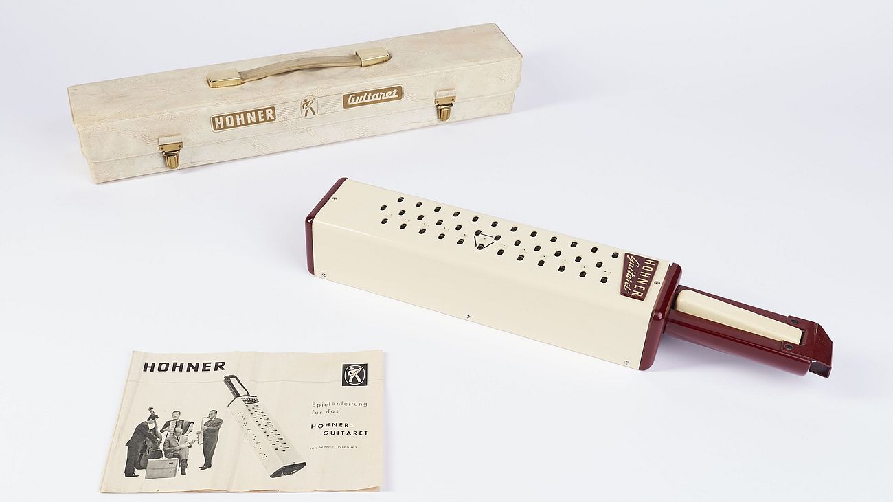 Das Hohner-Guitaret mit Instrumentenkoffer und zugehöriger Spielanleitung
