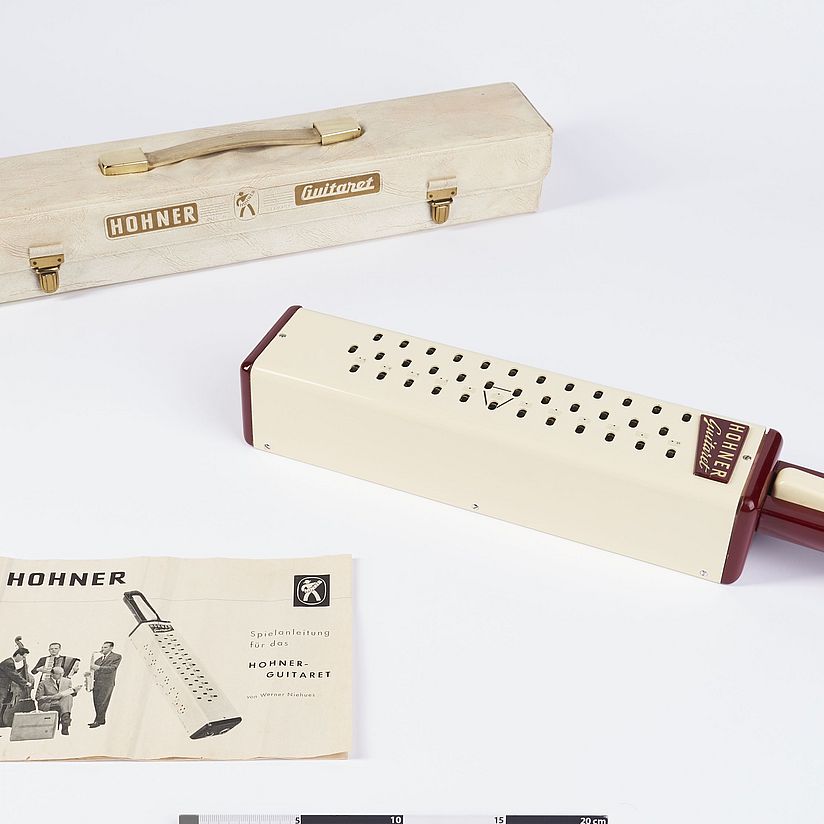 Das Hohner-Guitaret mit Instrumentenkoffer und zugehöriger Spielanleitung