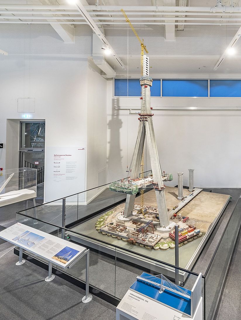 Modell der Normandiebrücke im Bau.