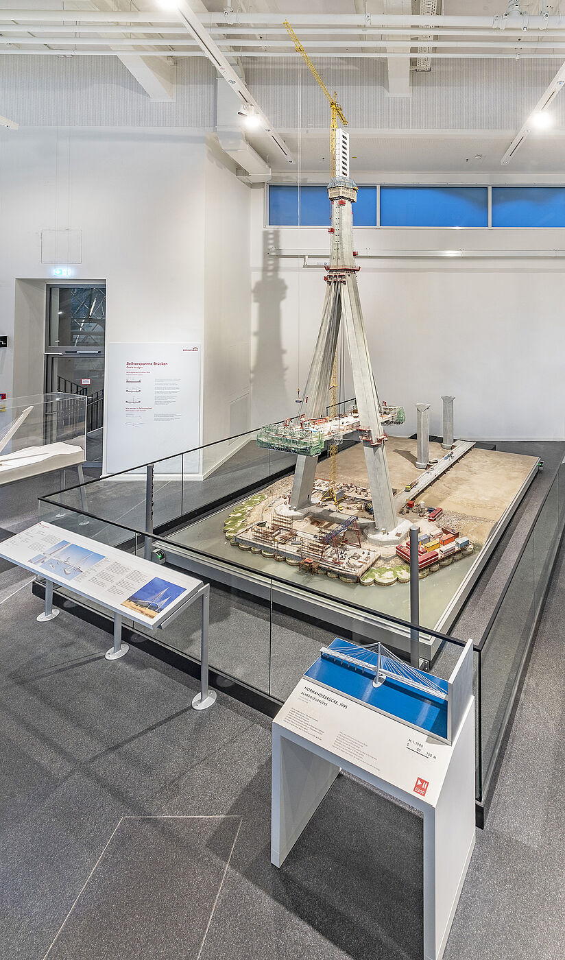 Modell der Normandiebrücke im Bau.