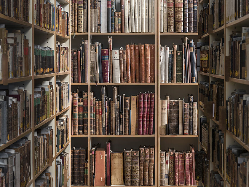 Hier werden besonders alte und wertvolle Bücher aufbewahrt zur Bibliothek