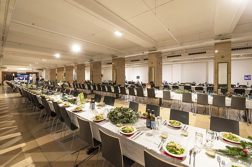 Das Experience Center im Forum der Zukunft mit Bankettbestuhlung.