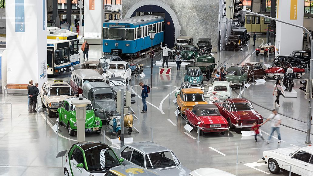 VZ-Halle 3-Uebersicht_IPTC.jpg Blick in die Halle 1 des Verkehrszentrums und die Straßeninszenierung Stadtverkehr mit Autos und U-Bahn.