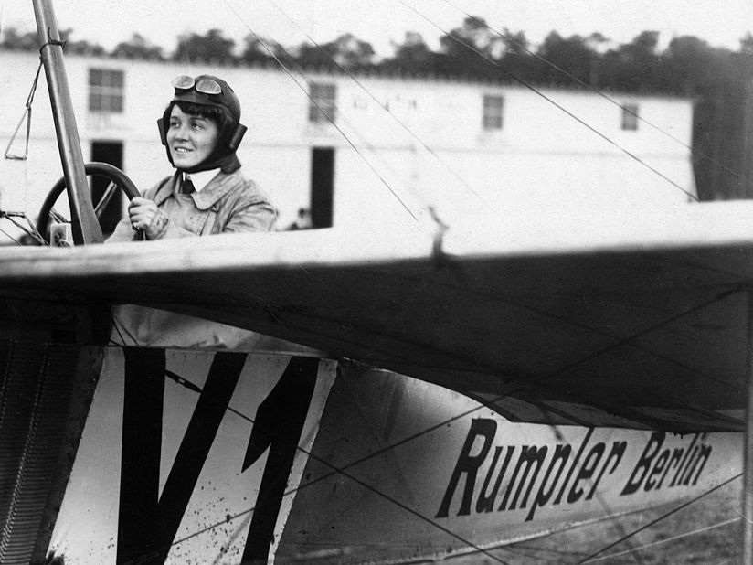 Alte Fotografie zeigt Melli als Flugschülerin hinter ihrem Fluglehrer Hellmuth Hirth in einer Erich-Rumpler-Taube.