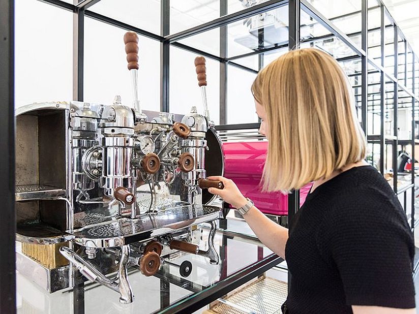 Das Kaffeemaschinenregal.