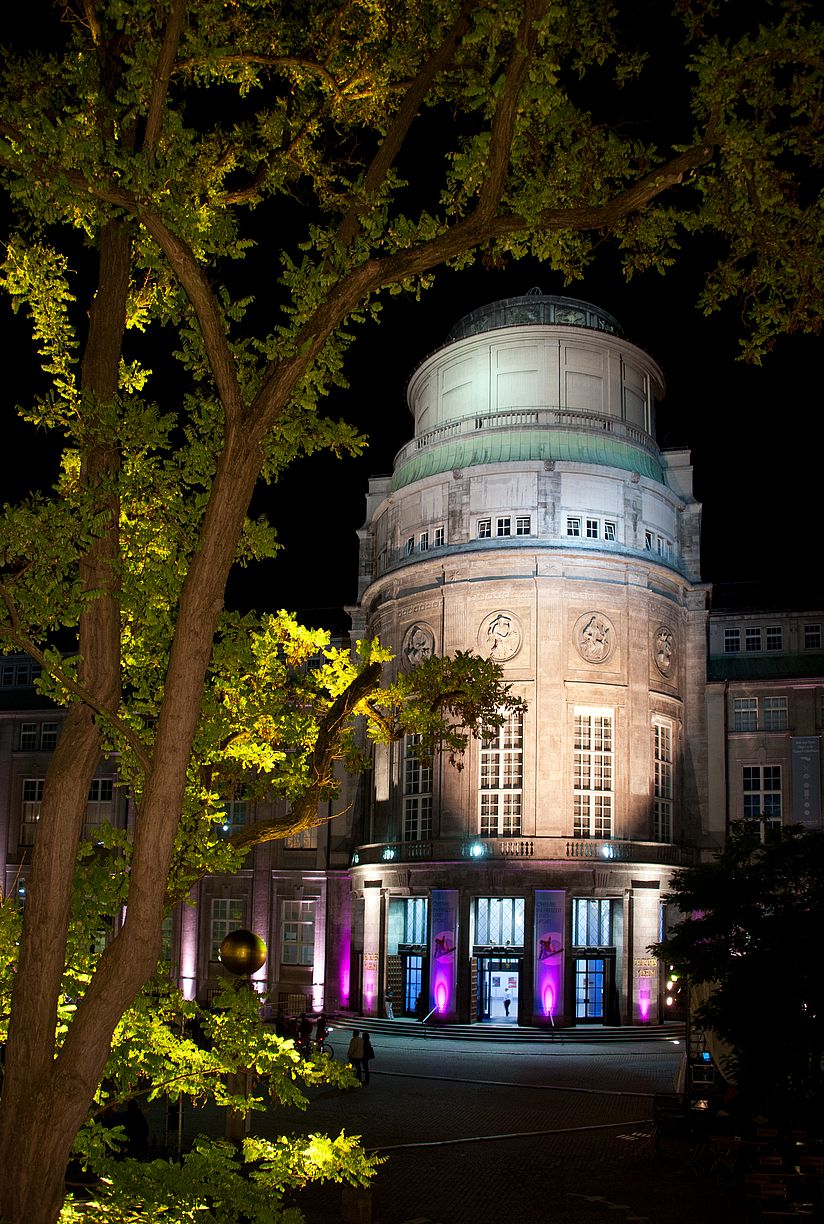 Nachtaufnahme des Haupteingangs des Deutschen Museums auf der Münchner Museumsinsel.