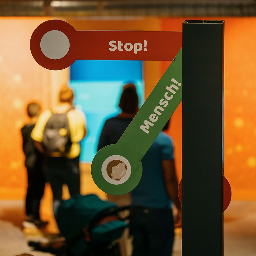 Übersicht Erlebnisraum KI im Deutschen Museum Bonn mit Captcha Haltesignal.