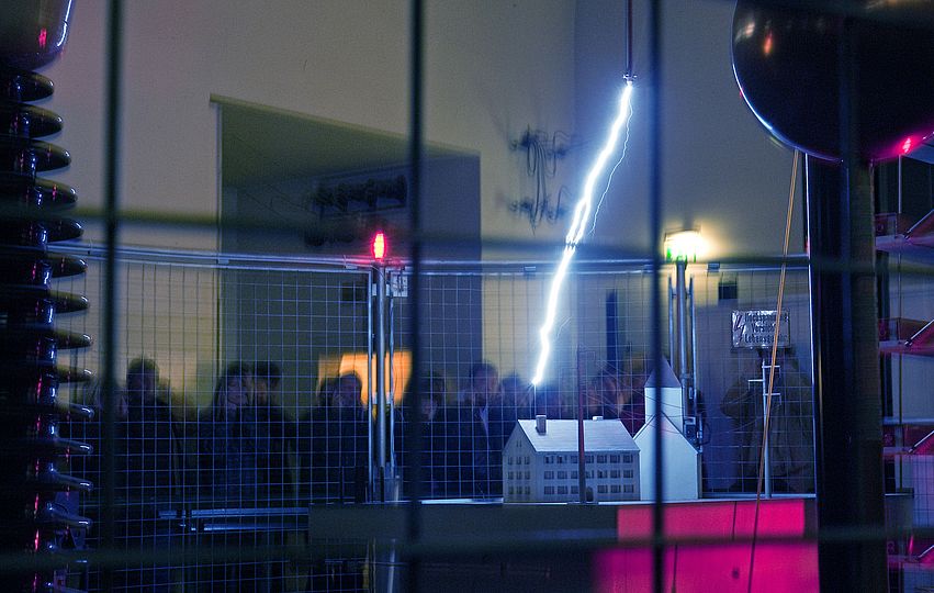 Vorführung: Blitzeinschlag in der Ausstellung Starkstromtechnik.