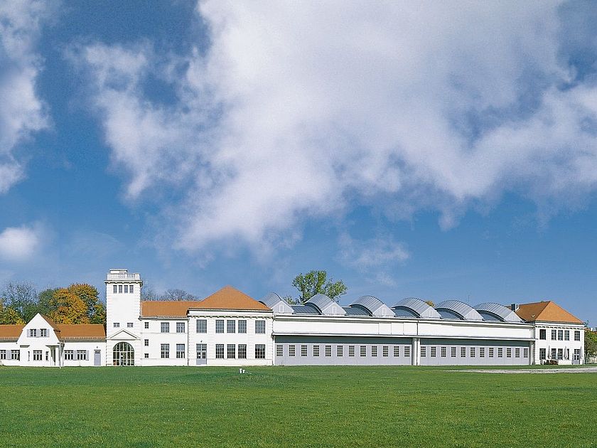 Außenansicht mit Kommandantur der Flugwerft Schleißheim.