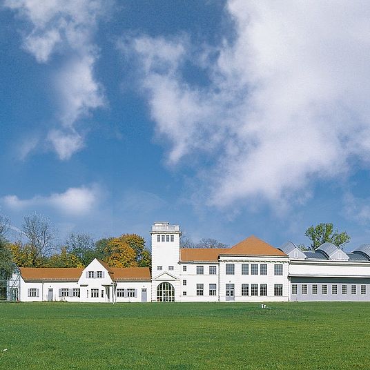 Außenansicht mit Kommandantur der Flugwerft Schleißheim.