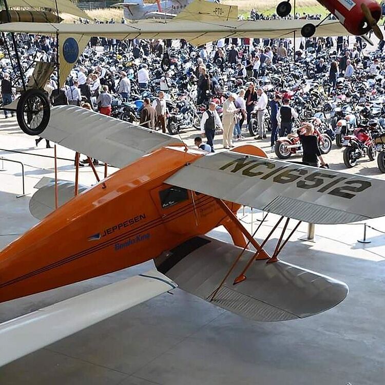 Motorräder und Besucher beim  Distinguished Gentleman's Ride in der Flugwerft 2018