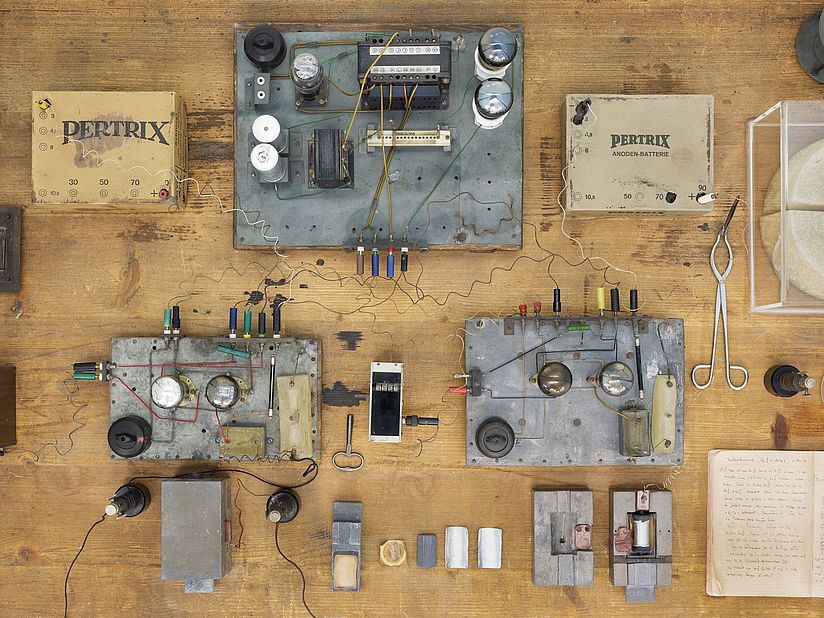 Der Kernspaltungstisch in Vogelperspektive.