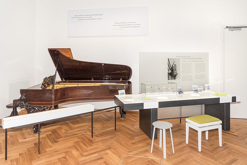 Konzertflügel Modell Style 2 von Steinway & Sons von 1871 und Resonator von Hermann von Helmholtz in der Ausstellung Musikinstrumente.