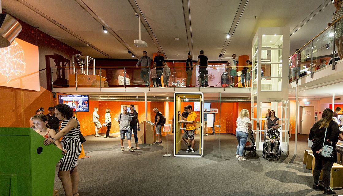 Übersicht Erlebnisraum KI mit Exponaten im Deutschen Museum Bonn.