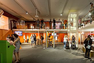 Übersicht Erlebnisraum KI mit Exponaten im Deutschen Museum Bonn.