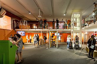 Übersicht Erlebnisraum KI mit Exponaten im Deutschen Museum Bonn.