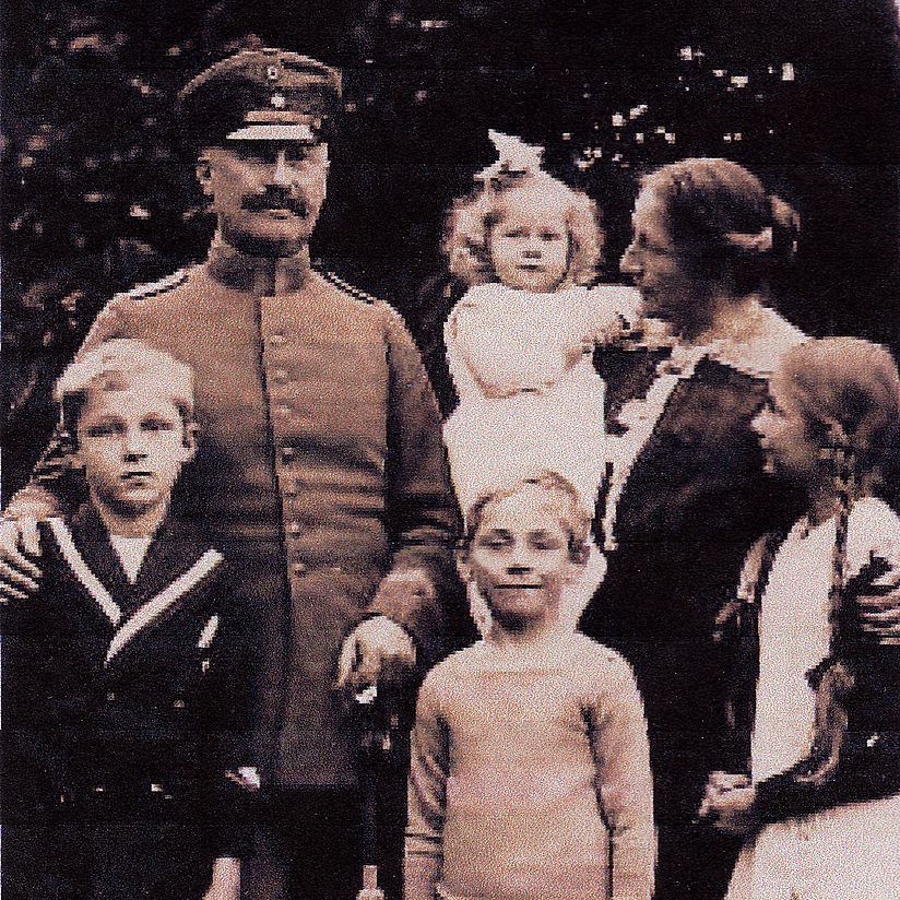 Schwarz-weiß Foto. Max Wien im Kreis einer Familie.