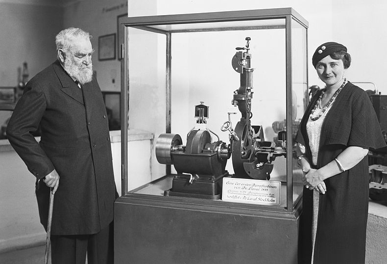 Oskar von Miller mit seiner Tochter in der Physik-Ausstellung.