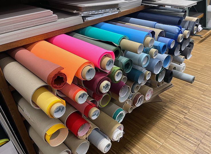 Buchbinderei: Bunte Textilrollen
