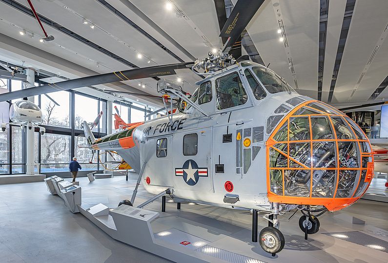 Helikopter Sikorsky S-55 in der Ausstellung Moderne Luftfahrt.