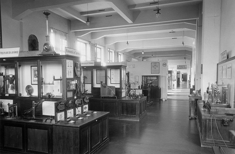 Saalansicht der Physik-Ausstellung 1953 mit zahlreichen Demonstrationen.