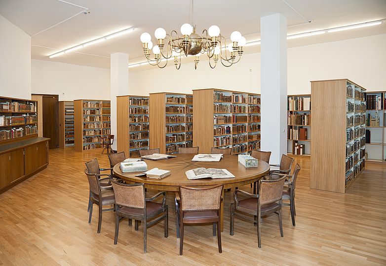 Einblick in den Rara-Lesesaal der Bibliothek des Deutschen Museums auf der Münchner Museumsinsel.