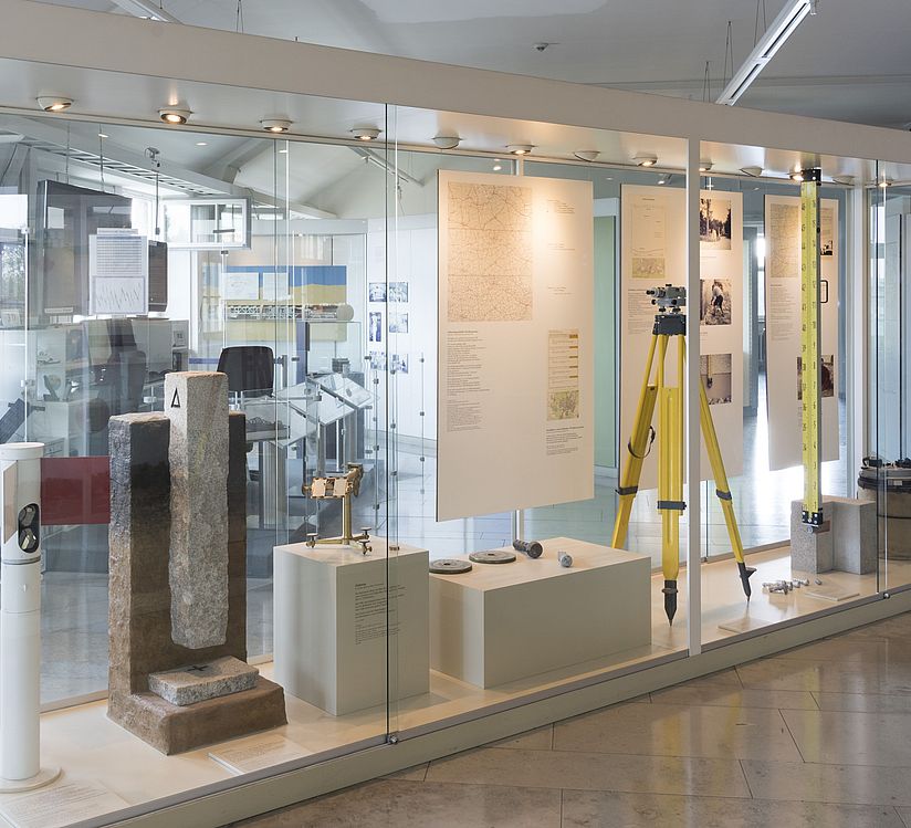 Vitrine mit Exponaten zum Aufbau von Festpunktfeldern.