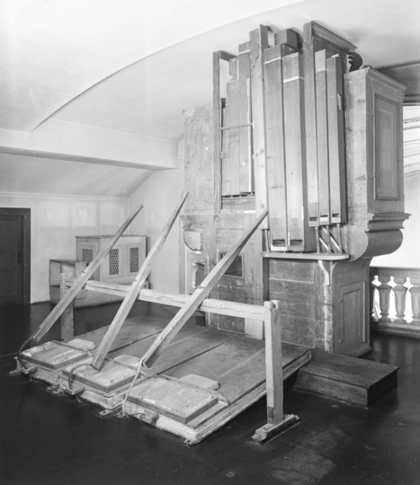 Schwarz-weiß Fotografie zeigt die Rückansicht der Thalkirchener Orgel.