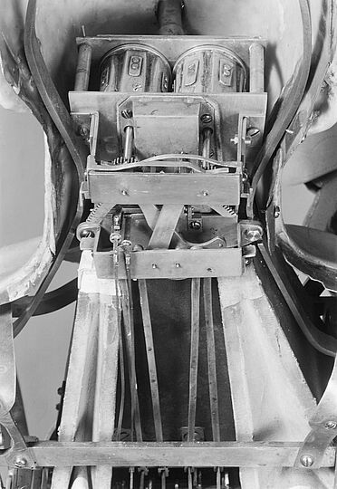 Schwarz-weiß Fotografie zeigt die Mechanik im Kopf des Trompeterautomats.
