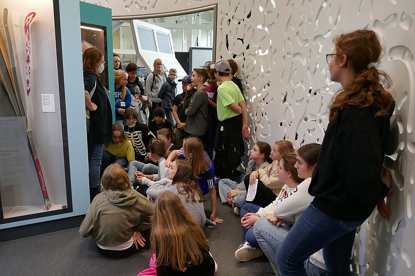 Schulklasse in der Chemieausstellung