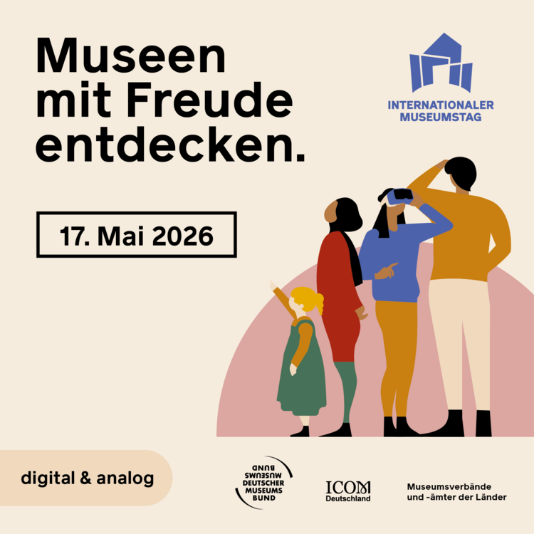 Plakat für den Internationalen Museumstag mit der Überschrift „Museen mit Freude entdecken.“, Datum „17. Mai 2026“ in einem Rahmen, Illustration einer vierköpfigen, multikulturell dargestellten Familie (Kleinkind, Frau, Person mit VR-Headset, Mann), Logo „INTERNATIONALER MUSEUMSTAG“ oben rechts, Hinweis „digital & analog“ unten links sowie Logos von Deutschem Museumsbund, ICOM Deutschland und Museumsverbänden und -ämtern der Länder auf beigem Hintergrund.