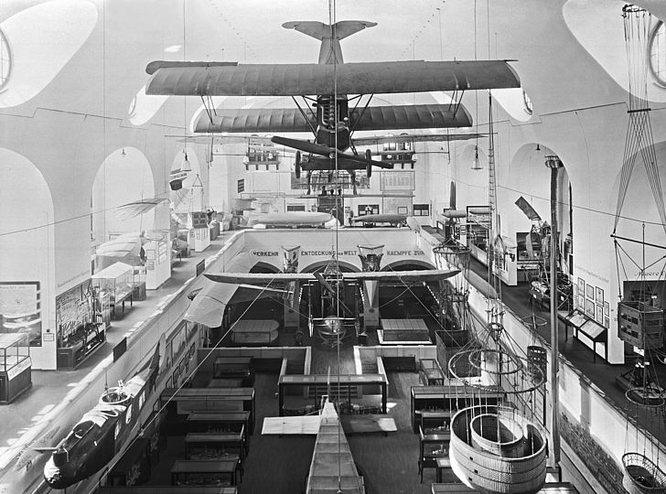 Flugzeuge, Zeppeline, Schiffe, Schiffsmodelle und mehr in der großen Halle hinter dem Haupteingang ca. 1925.