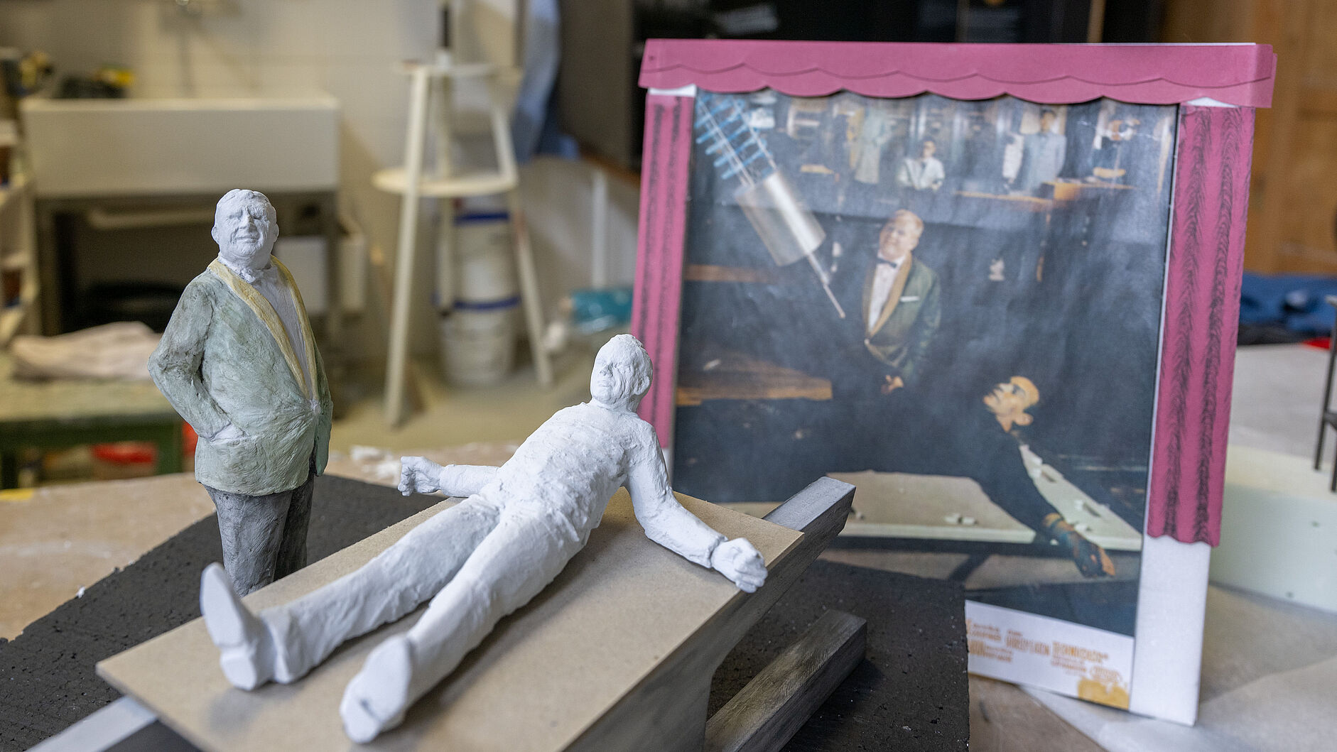 _DSC2615 Ein Foto aus dem James Bond Film "Goldfinger" und davor die nachgebauten Filmhelden. Figuren