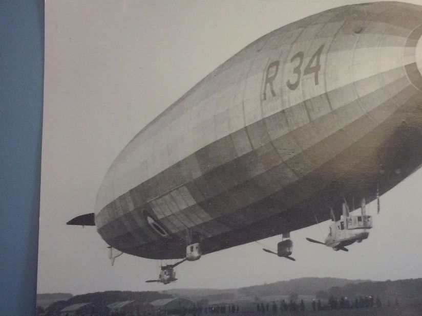 Alte Ansichtskarte. Zu sehen ist das Luftschiff R 34.