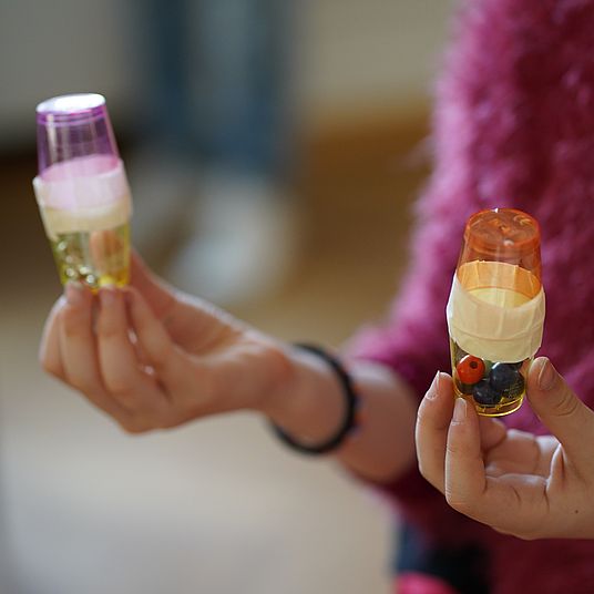 Tinkering mit Holzperlen und Bechern - Musikinstrumente