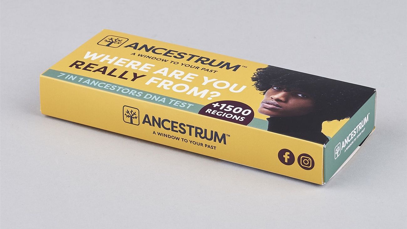 Die gelbe-türkise Kartonverpackung des DNA-Testkits von Ancestrum im Originalzustand