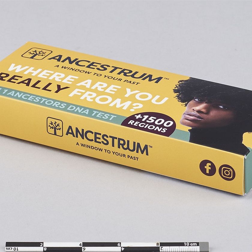 2023-257_20230712_001_SAMOA_ED_SWimmer.jpg Die gelbe-türkise Kartonverpackung des DNA-Testkits von Ancestrum im Originalzustand