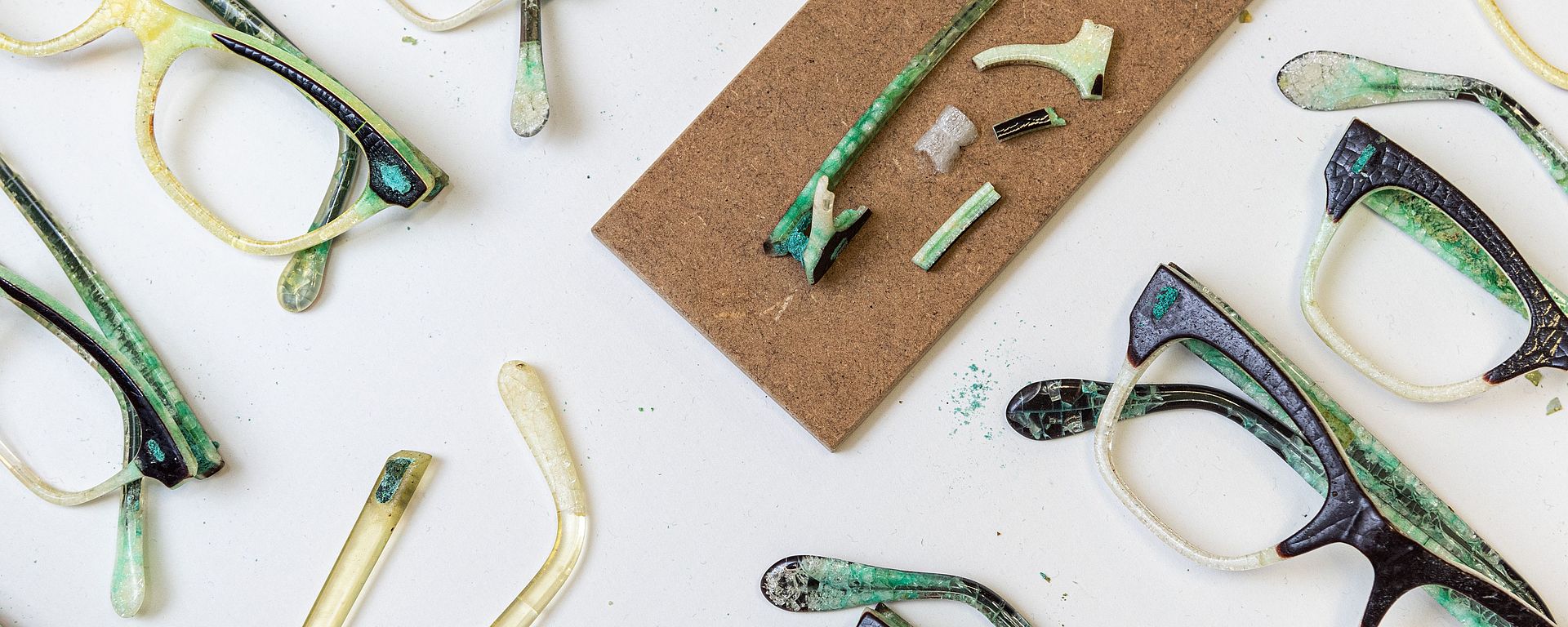 Testmaterial. Brillengestelle aus Celluloid.