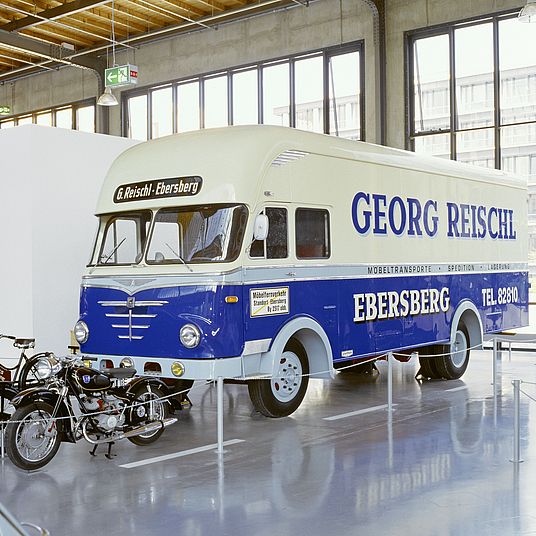 Buessing-LKW von 1963 mit blau-cremefarbener Lackierung