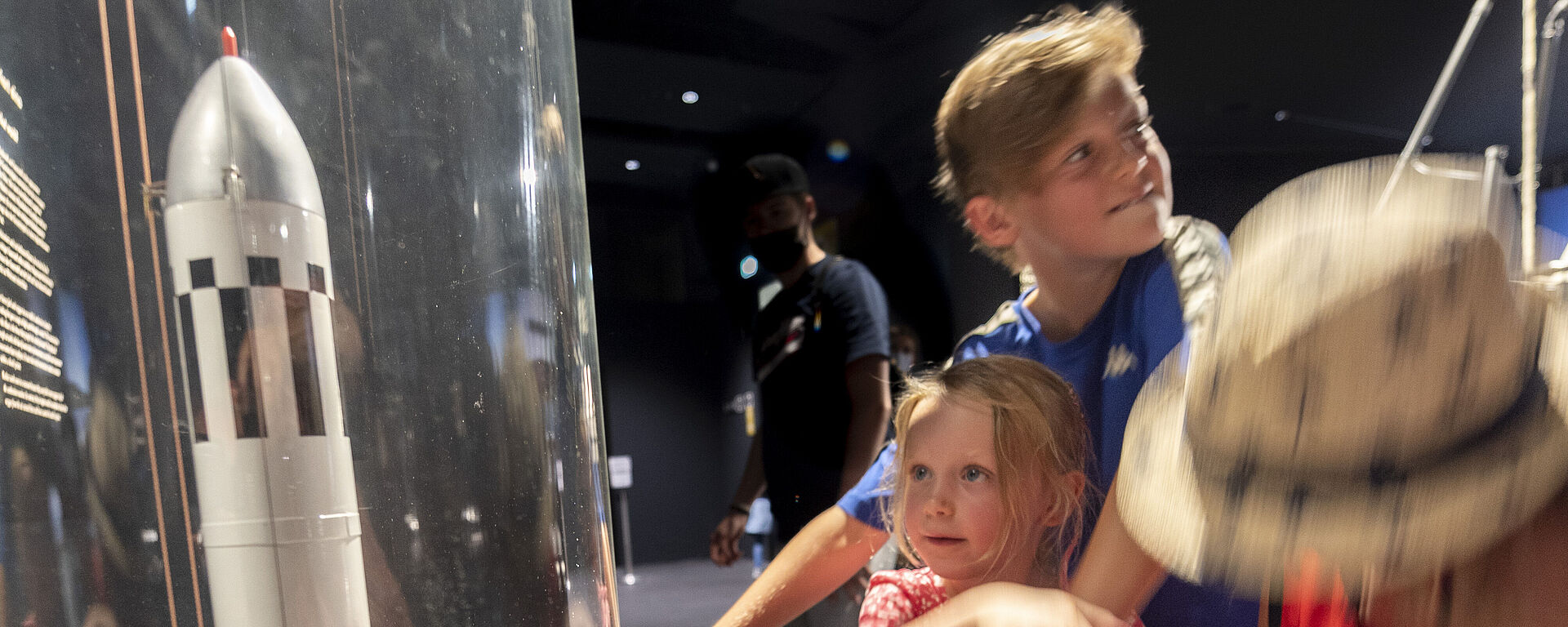 Kinder vor der Mitmachstation "Raketenantrieb" in der Ausstellung Raumfahrt.