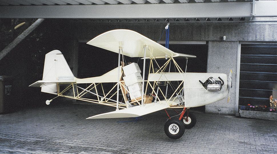 Das Flugzeug im Rohbau. Der Rumpf ist eine geschweißte Stahlrohrkonstruktion, die Flügel sind aus Holz.