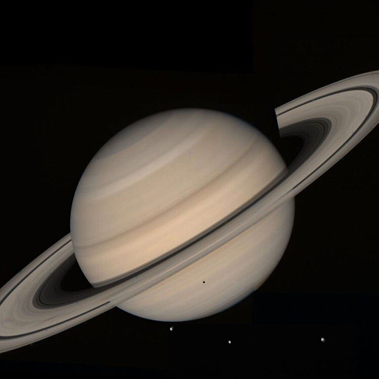 Dieses Bild des Saturn entstand aus Aufnahmen von Voyager 2 vom 4. August 1981 aus einer Entfernung von 21 Millionen Kilometern.