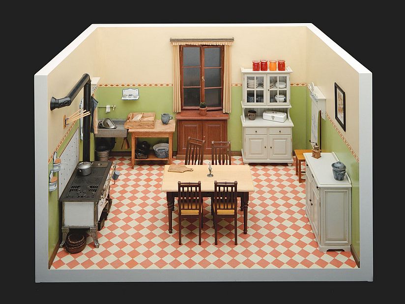 Model of a kitchen from the period around 1900.